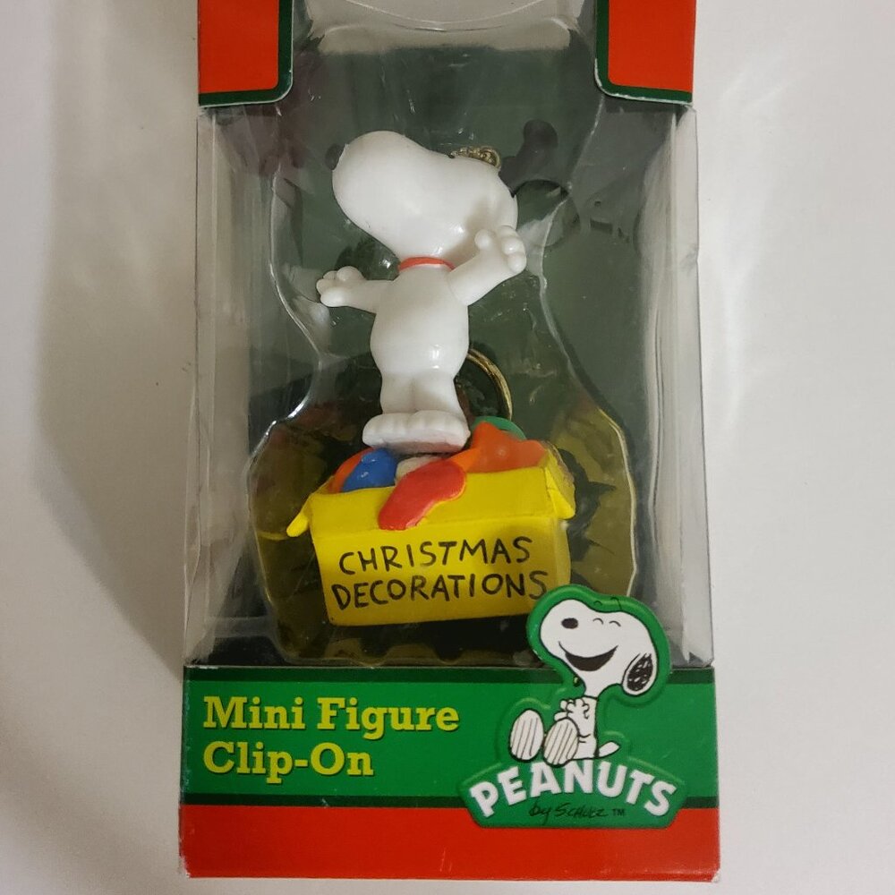 2012 Peanuts Snoopy Christmas Clip-on Figure, keychain, bookbag charm